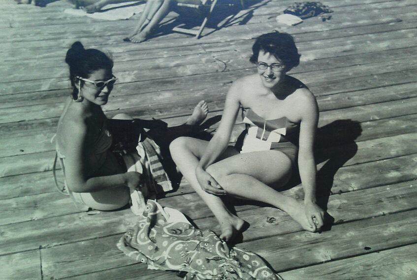 An afternoon on the lakeside dock in 1960: Dorothy Steck (US) and Kaye Bedingham (England) (© Kaye Battey)