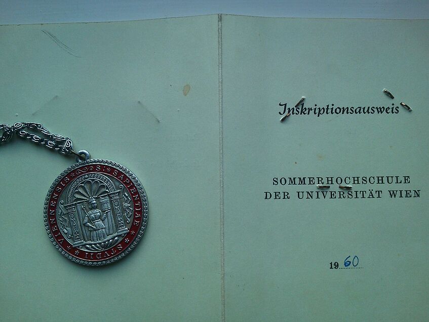 The front of my Inskriptionausweis showing the year plus one side of the medallion.