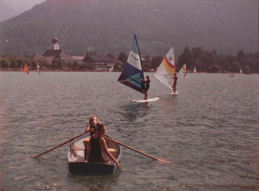 Students on the lake (© Alexander Ribbink)