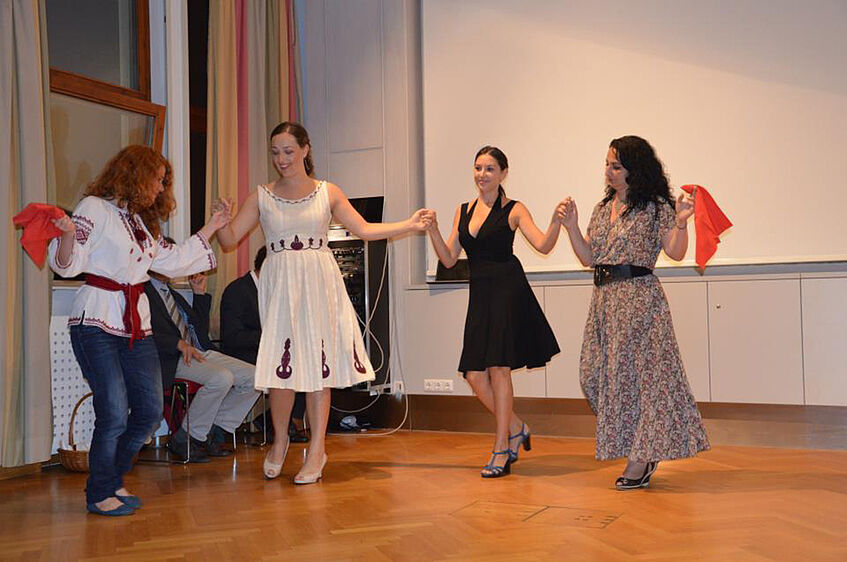 Kosovo, Albania, Armania and Russia dancing an Albanian folk song. At the end of the song almost all the students joined us and we danced all together (© Jonida Lamaj)