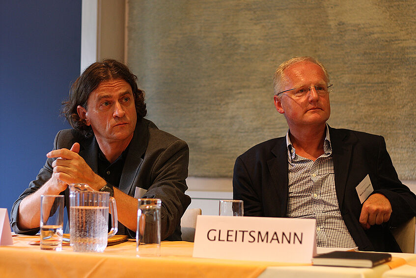 Dr. Josef Wöss (Leiter der Abteilung Sozialpolitik der AK) und Dr. Martin Gleitsmann (Leiter der Abteilung für Sozialpolitik und Gesundheit der WKO) am Podium 2011
