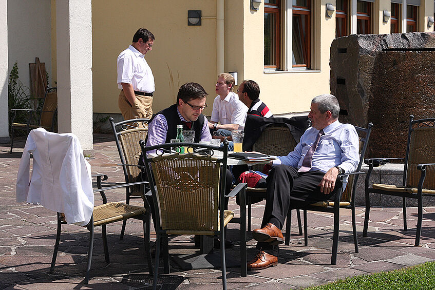 Teilnehmer des Sommerdiskurses auf der Terrasse vor dem Bürglhaus