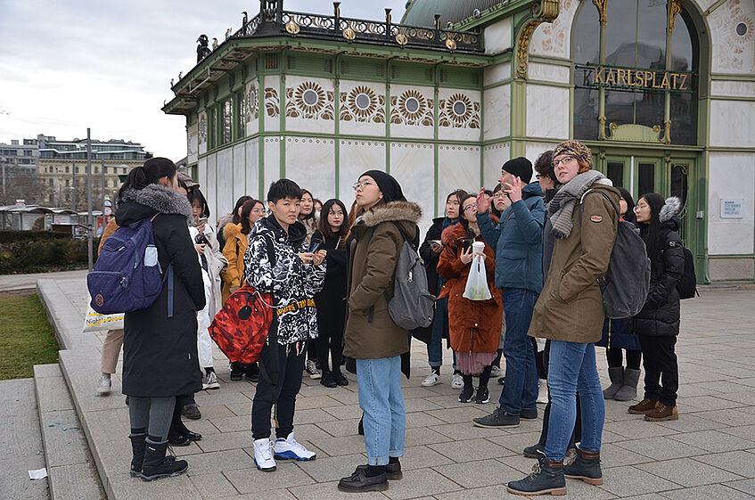 Participants in front of the Otto Wagner Pavillion on Kalrsplatz