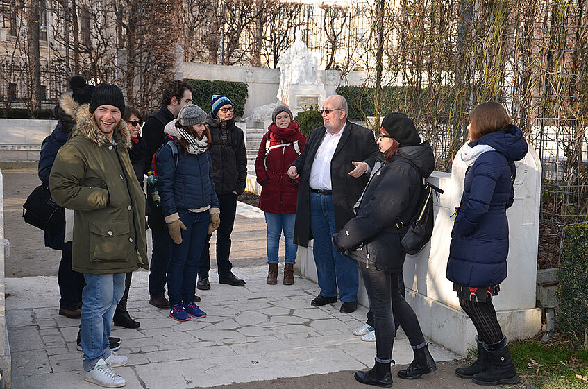 Participants during an excursion in the Volksgarten