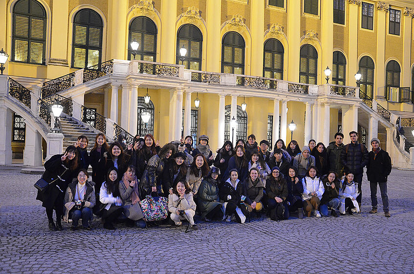 Participants in front of the Schönbrunn Palace