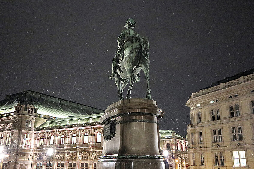 Heldenplatz at night