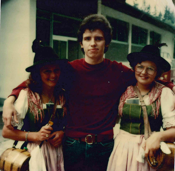 Karl Svozil with two women in Tracht at the Opening Ceremony (© Karl Svozil)