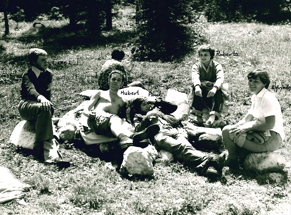 Rest in the woods: Elfriede Lemmer, Hubert Strenn, Franz Fahrner, Paul Schwarzenberger (© Karl Svozil)