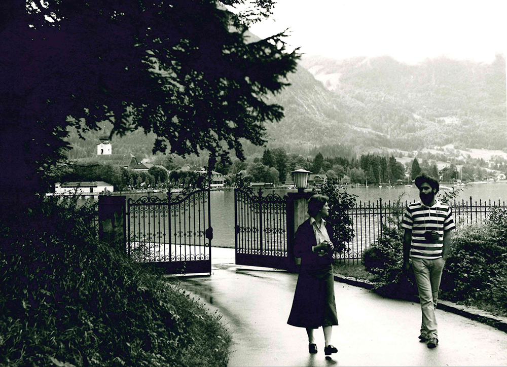 Andrew Jonas with female student walking toward Seehaus (© Karl Svozil)
